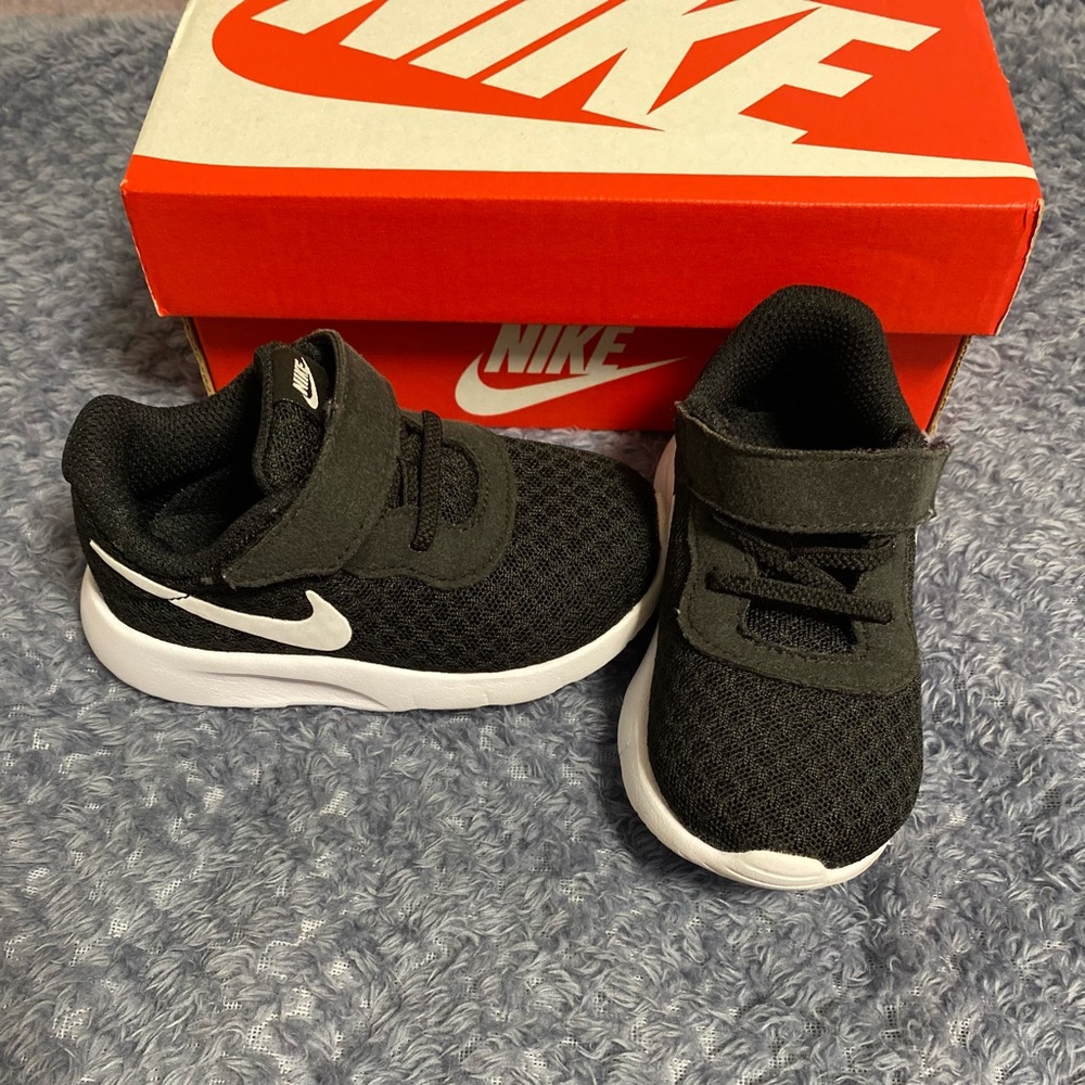 Black/white Nike Tanjun Size 5